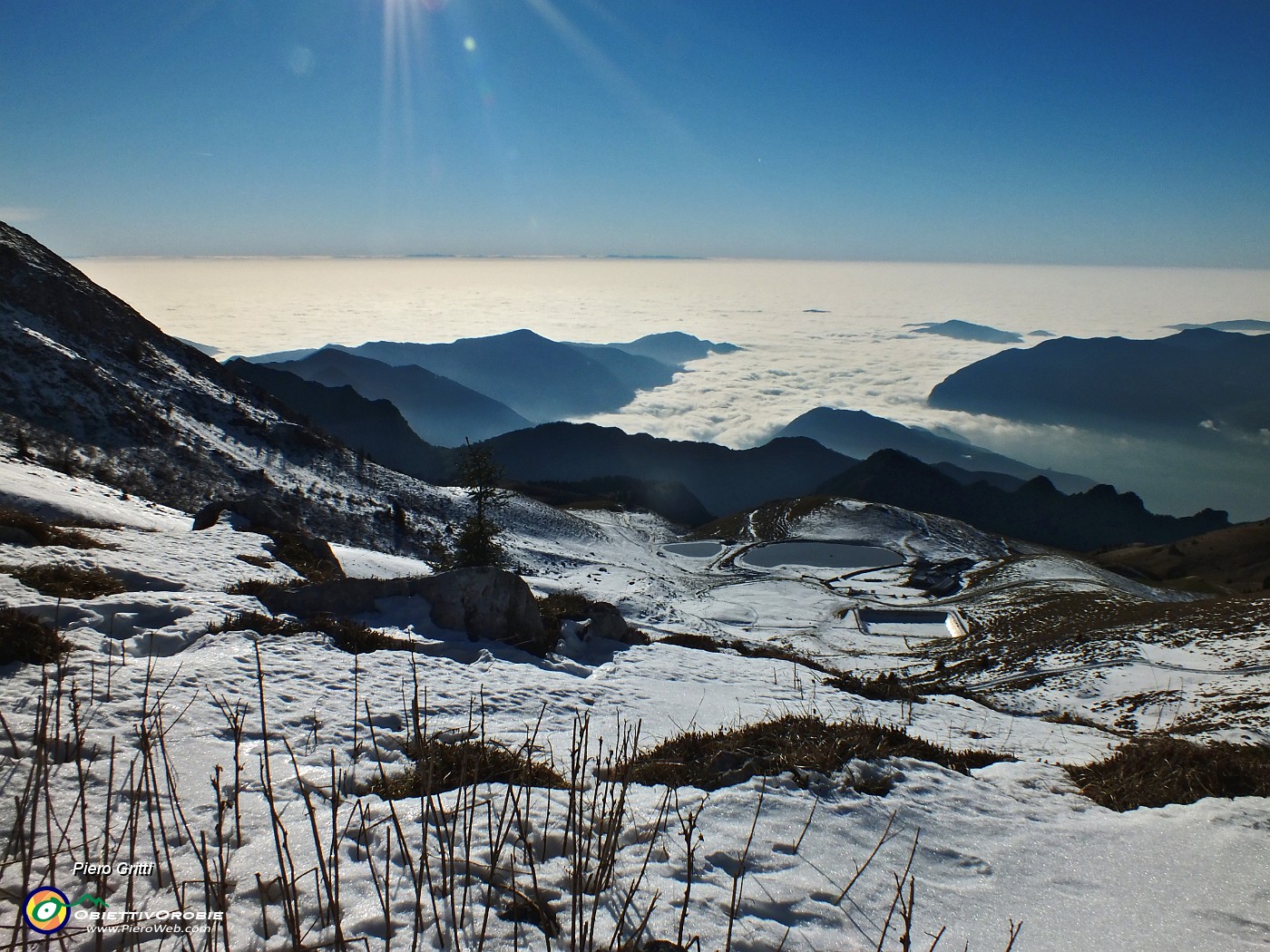 52 Vista sul llago e la pianura in un mare di nebbia.JPG